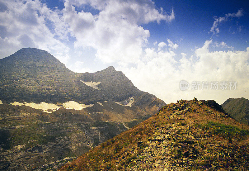 加瓦尼马戏团(Cirque de Gavarnie)是一个位于比利牛斯山中部、法国西南部、靠近西班牙边境的马戏团。它位于加瓦尔尼公社、Hautes-Pyrénées省和比利牛斯国家公园内